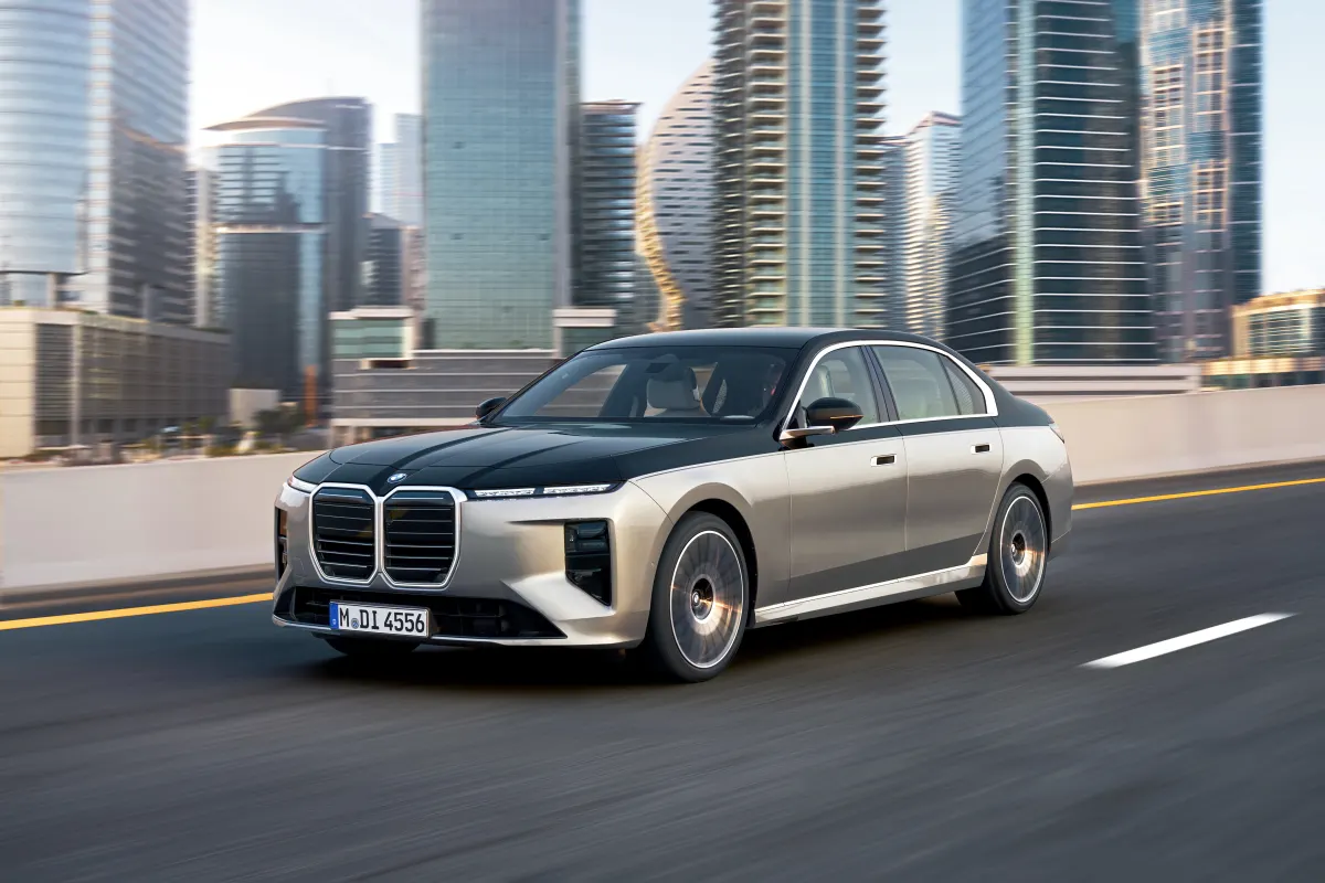 BMW Série 7 restylée 2026, avant trois-quarts en roulage