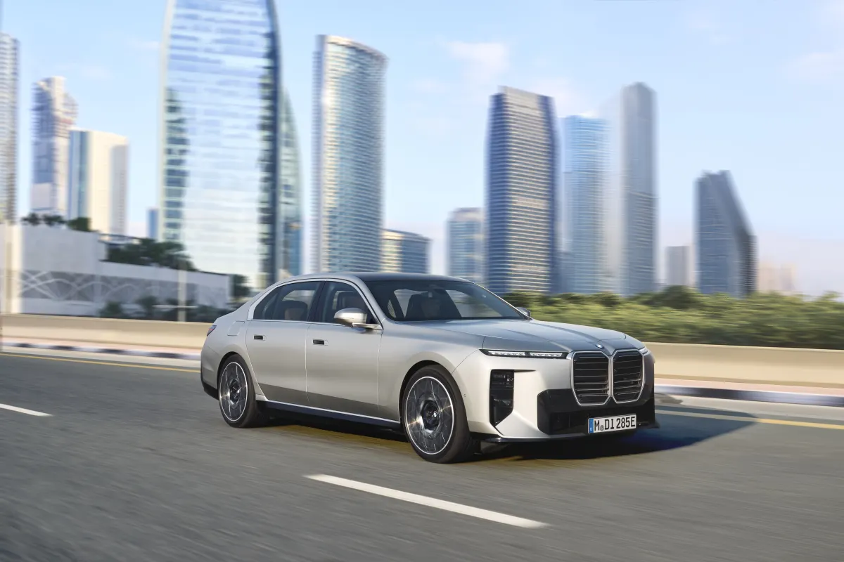 BMW i7 60 xDrive restylée 2026, face avant en roulage