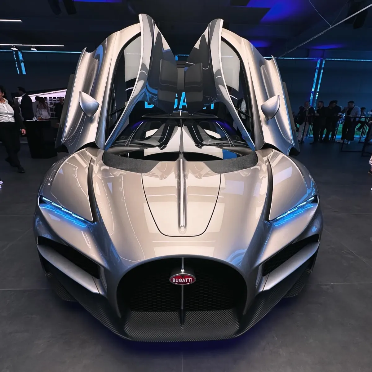 Bugatti Tourbillon, face avant, portes papillon ouvertes