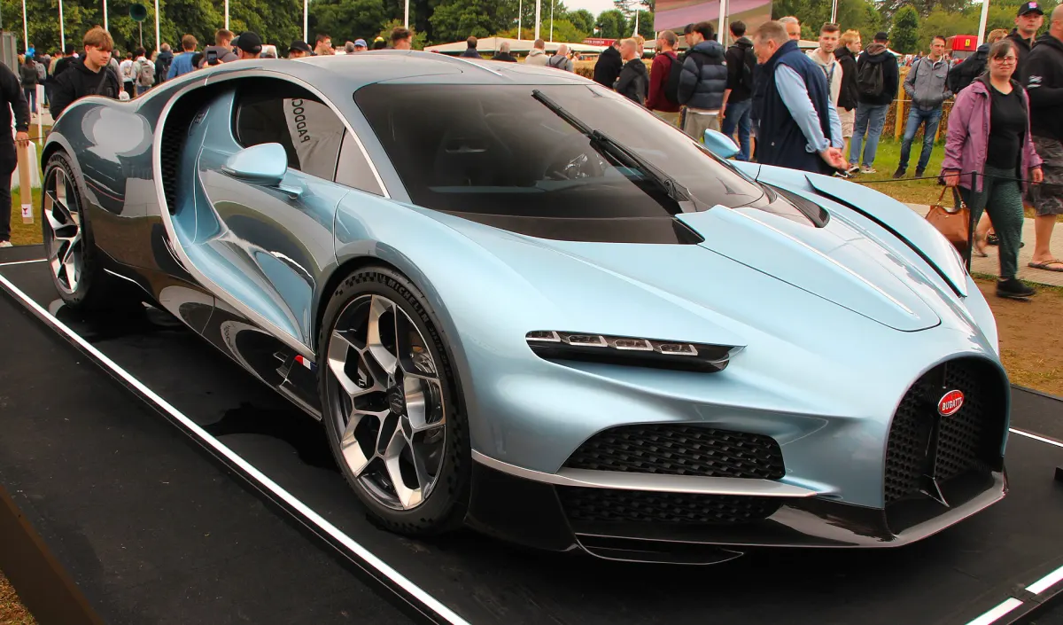 Bugatti Tourbillon, avant 3/4 en exposition