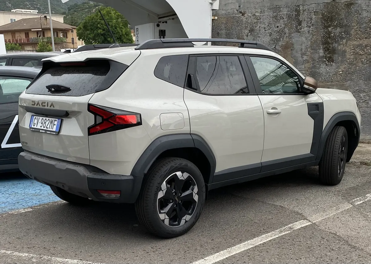 Dacia Duster (3e génération), arrière 3/4