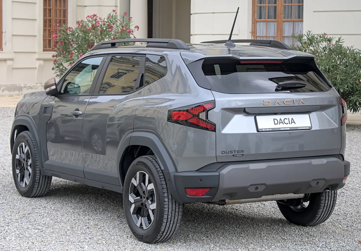 Dacia Duster (3e génération), arrière 3/4, teinte grise