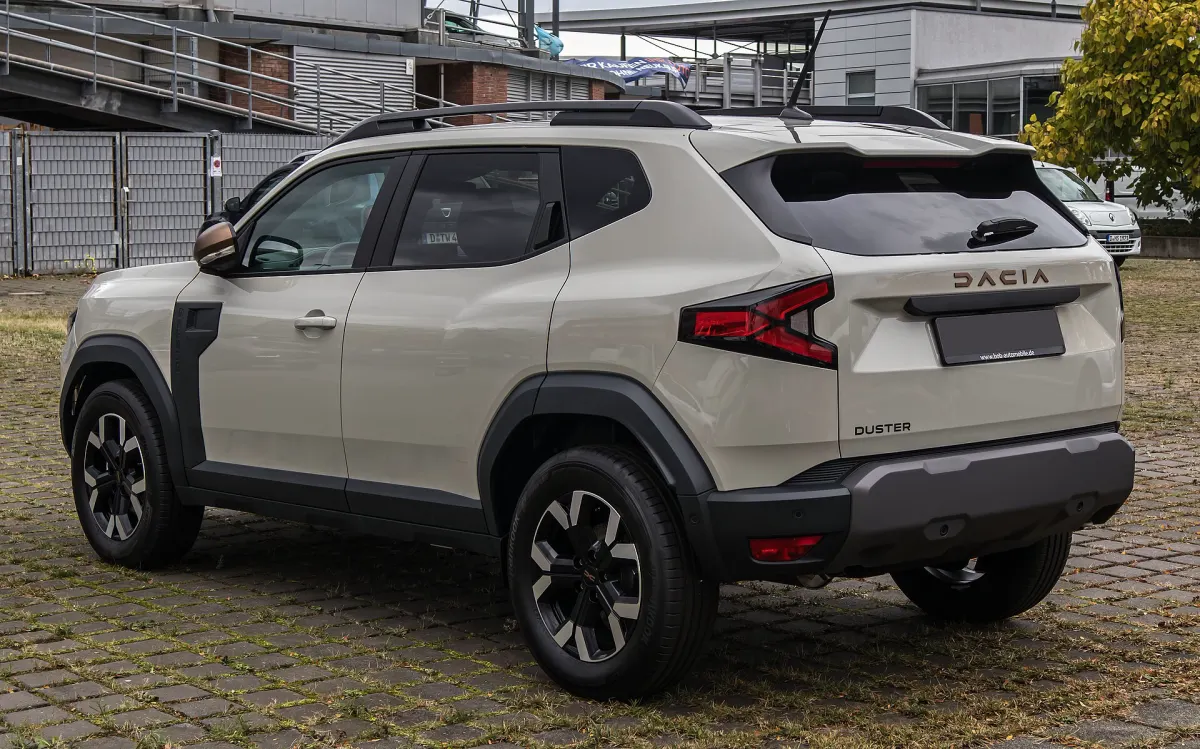 Dacia Duster (3e génération), arrière 3/4, teinte beige