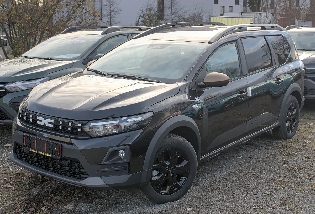 Dacia Jogger restylé Hybrid, avant 3/4, teinte noire
