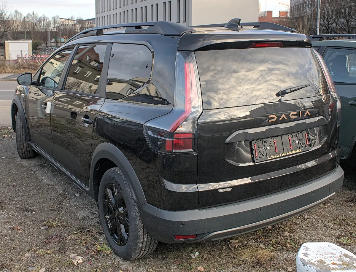 Dacia Jogger restylé Hybrid, arrière 3/4
