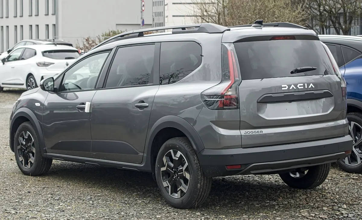 Dacia Jogger restylé, arrière 3/4, hayon et feux