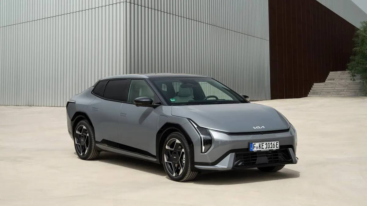 Kia EV4 berline (Fastback), vue avant trois quarts