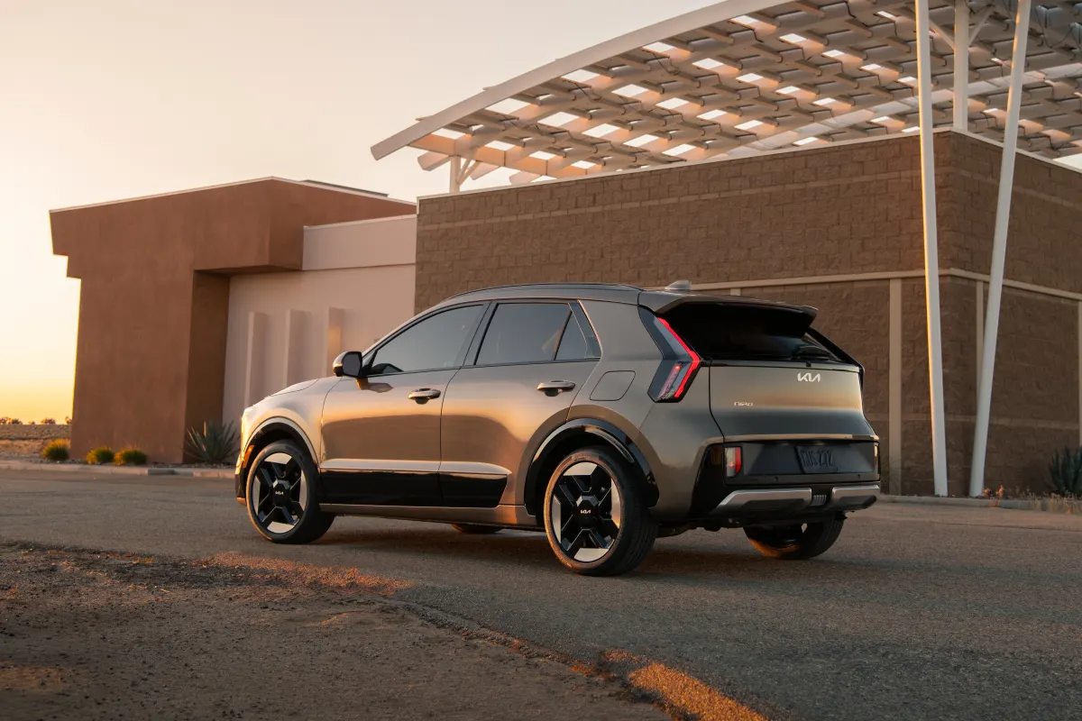 Kia Niro restylé, vue arrière trois quarts