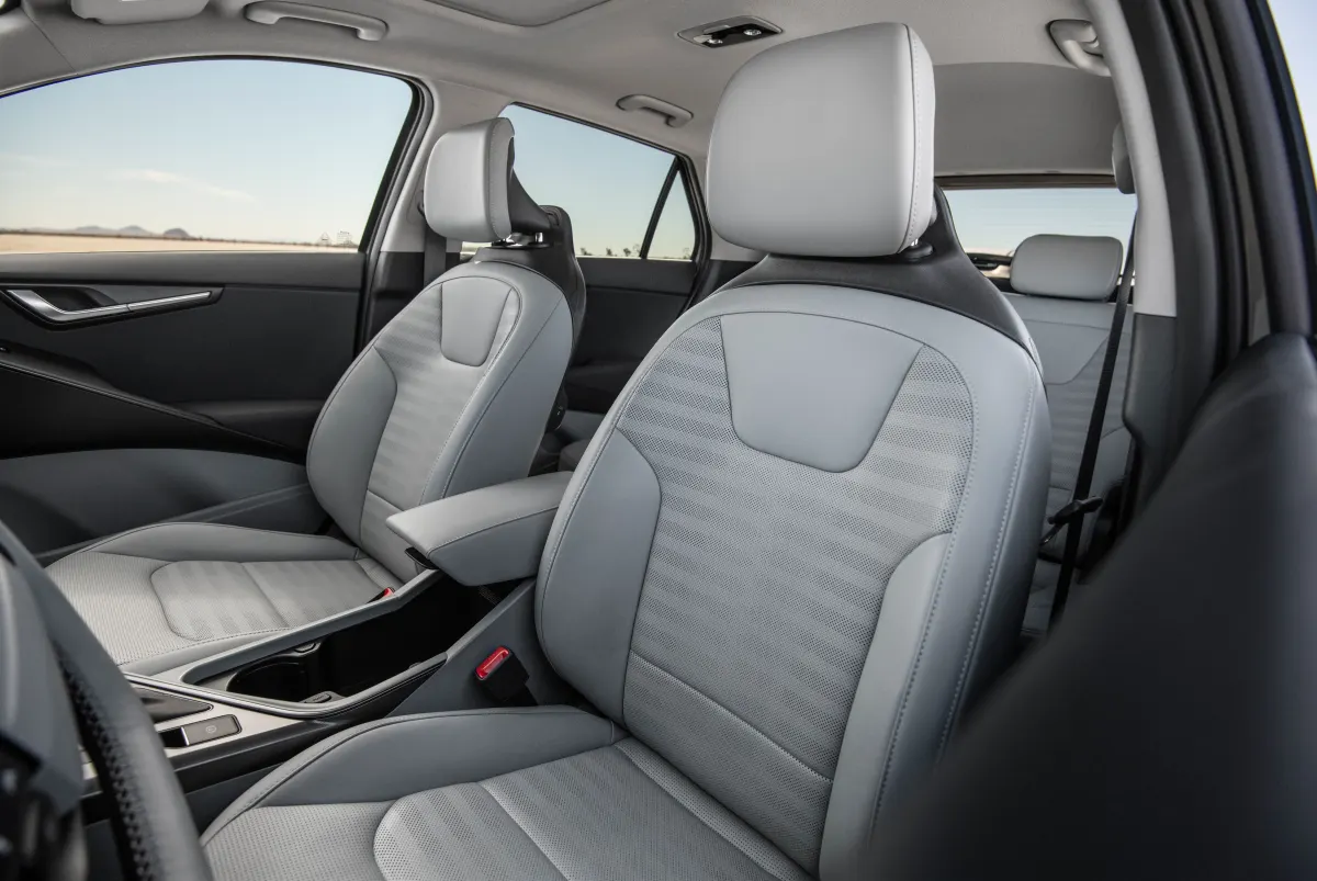 Kia Niro restylé, sièges avant
