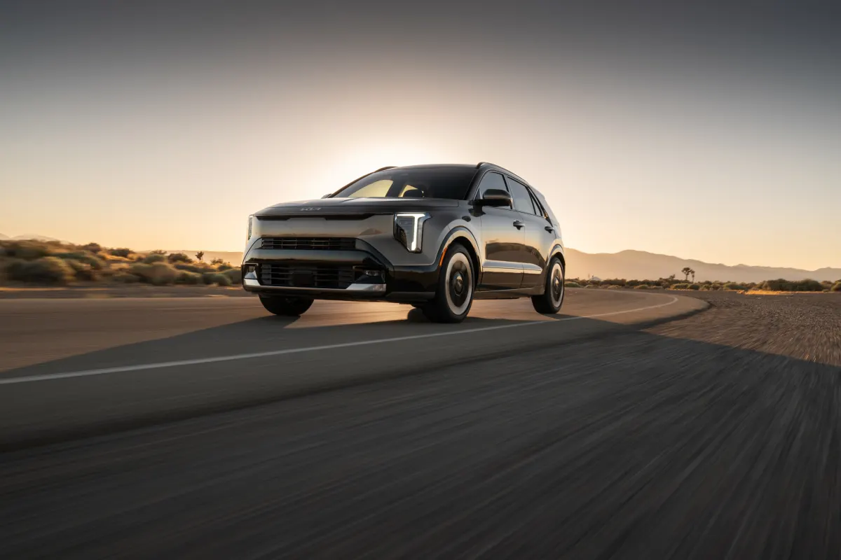 Kia Niro restylé, en mouvement à contre-jour