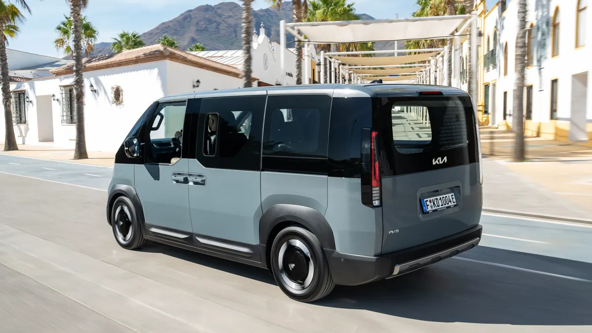 Kia PV5 Passenger, vue arrière trois quarts