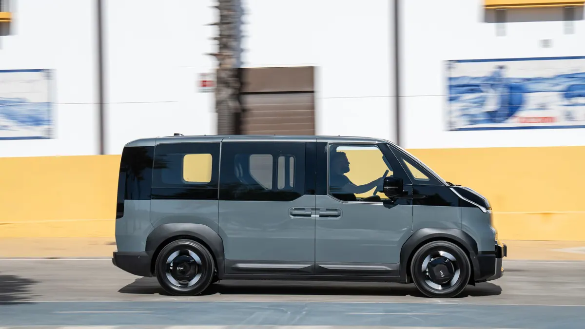 Kia PV5 Passenger, profil en mouvement