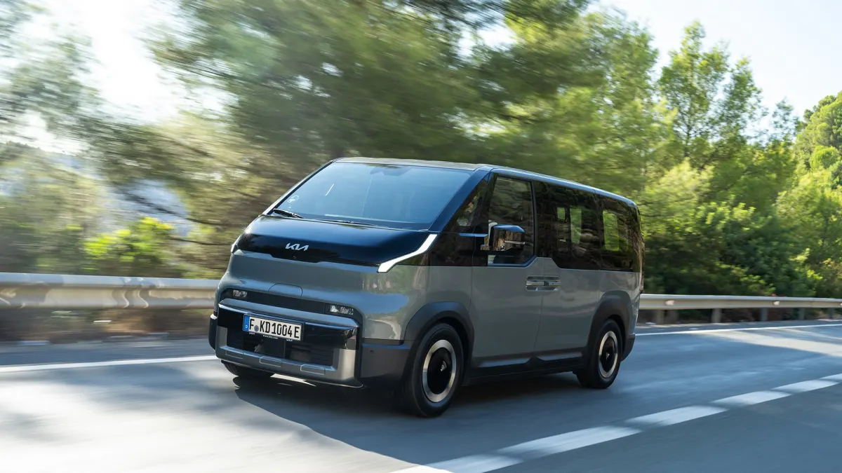 Kia PV5 Passenger, face avant en mouvement