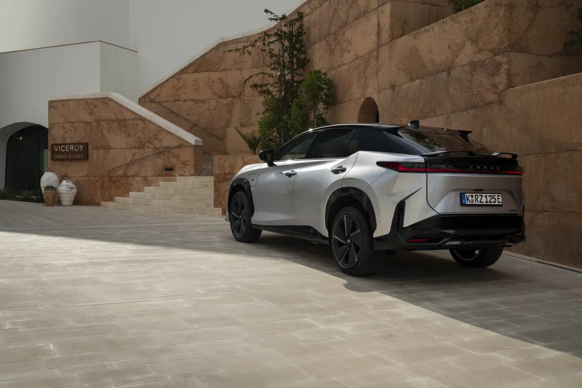 Lexus RZ 2026, arrière 3/4