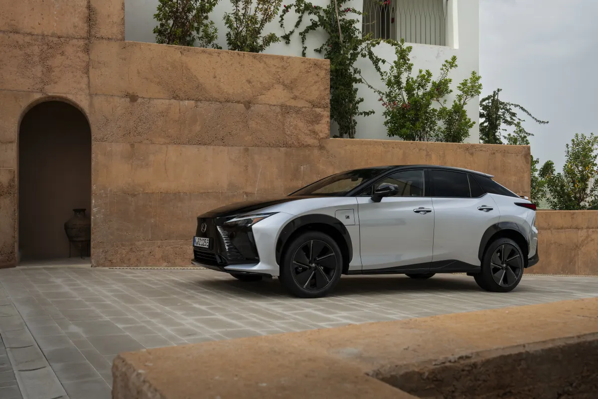 Lexus RZ 2026, profil