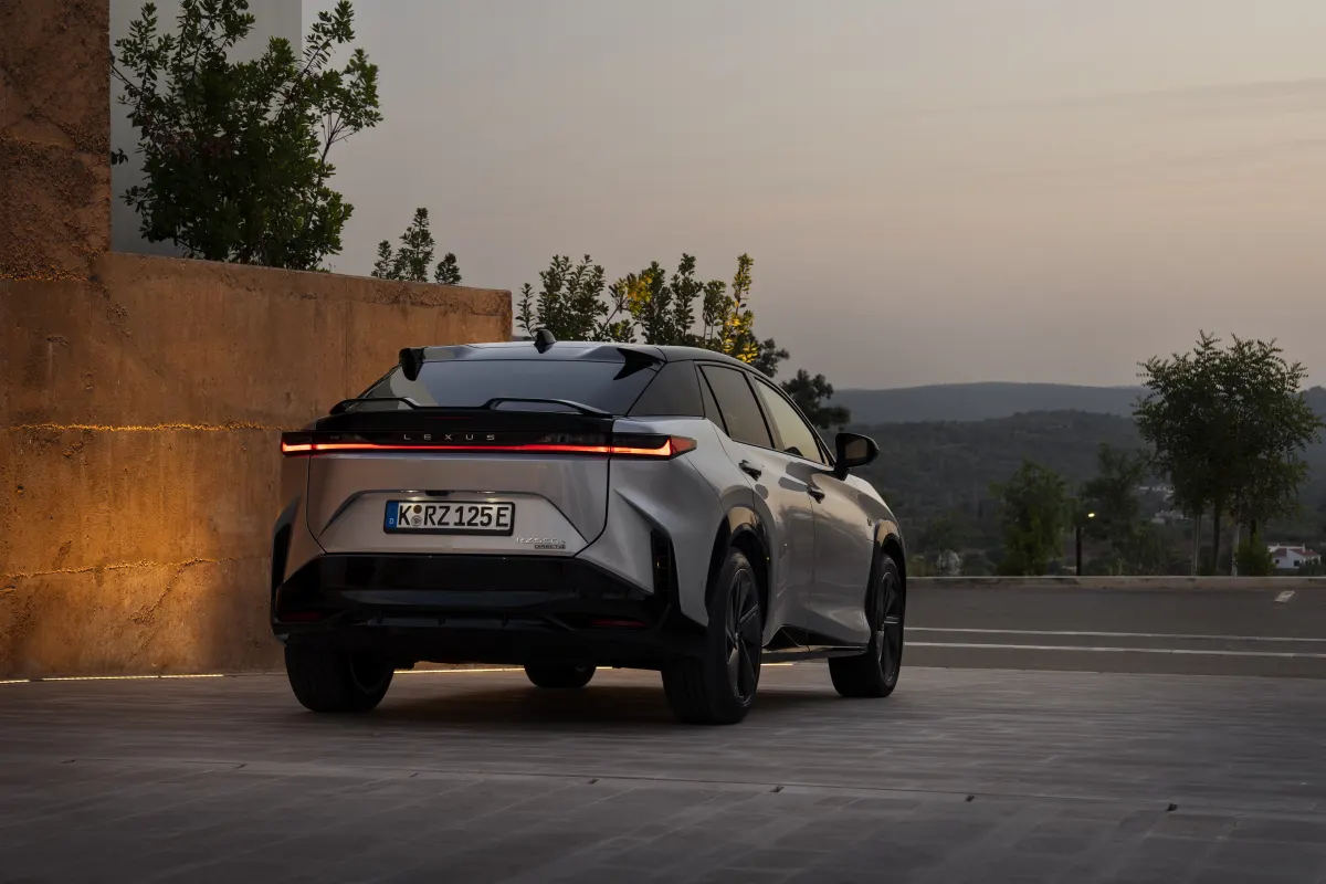 Lexus RZ 2026, arrière au crépuscule
