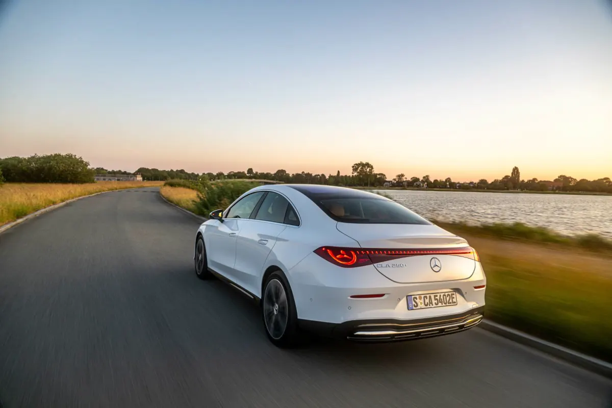 Mercedes CLA berline électrique, vue arrière trois quarts