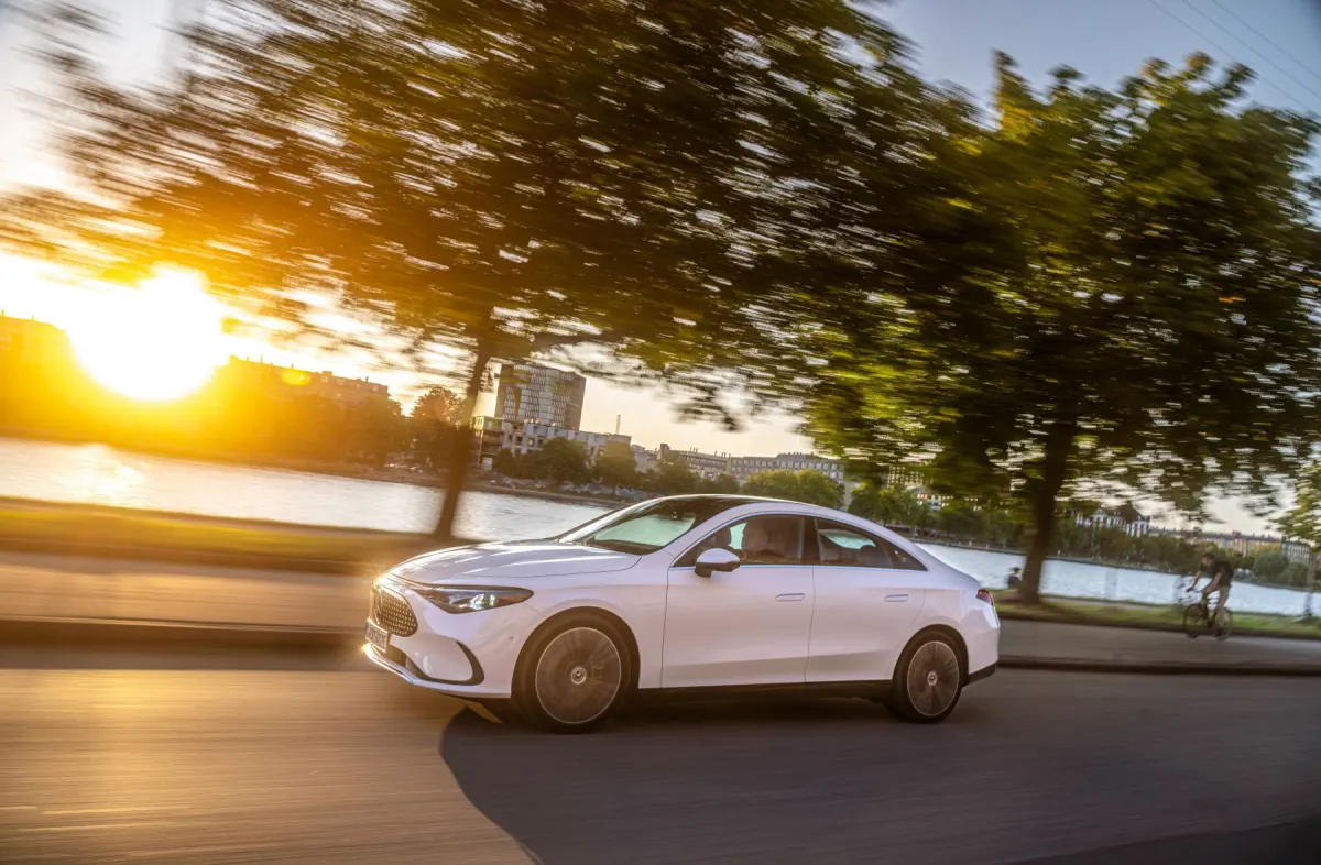Mercedes CLA berline électrique, profil