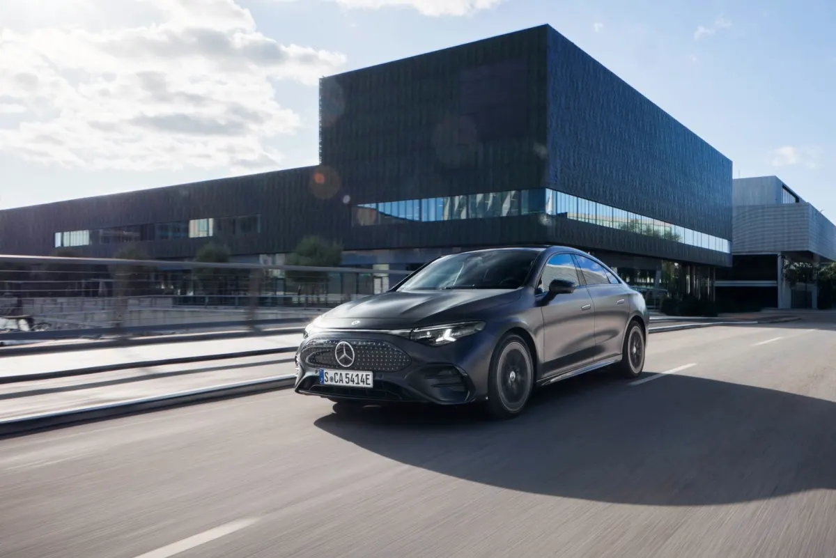 Mercedes CLA berline électrique gris foncé, vue avant trois quarts