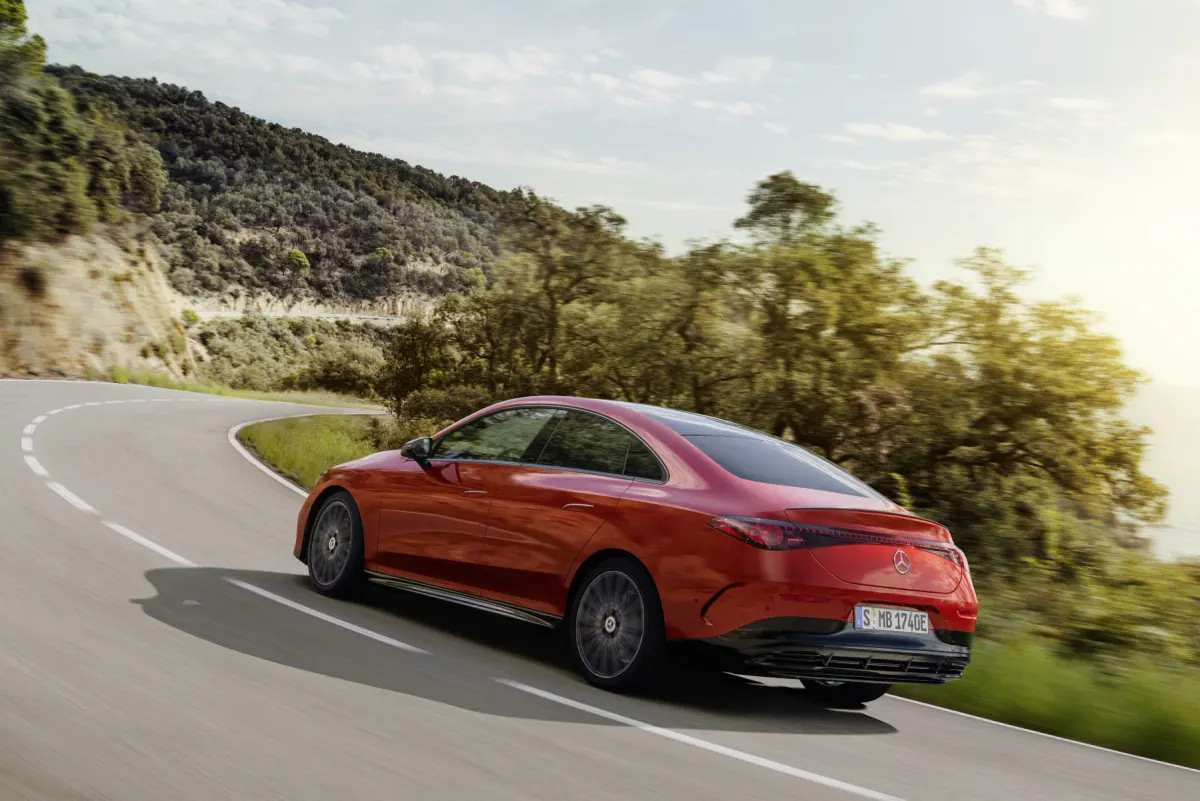Mercedes CLA berline électrique rouge, vue arrière trois quarts