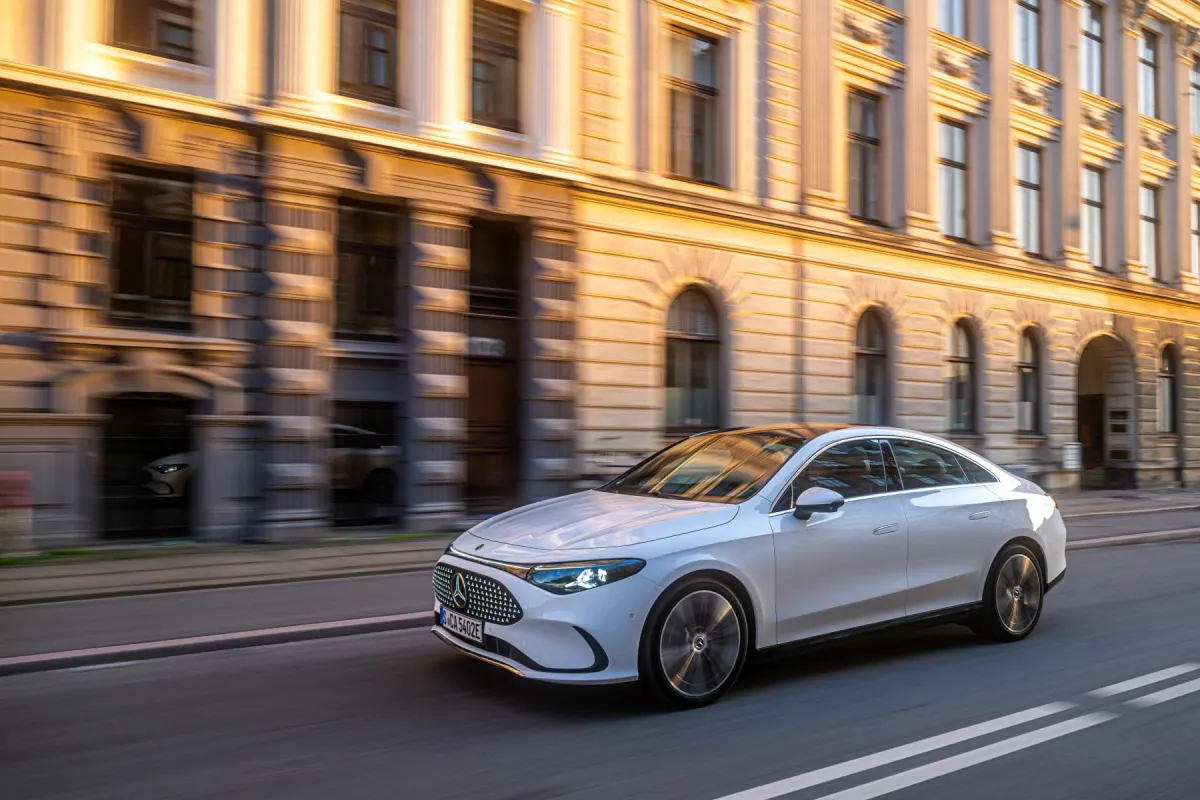 Mercedes CLA berline électrique blanche, en mouvement