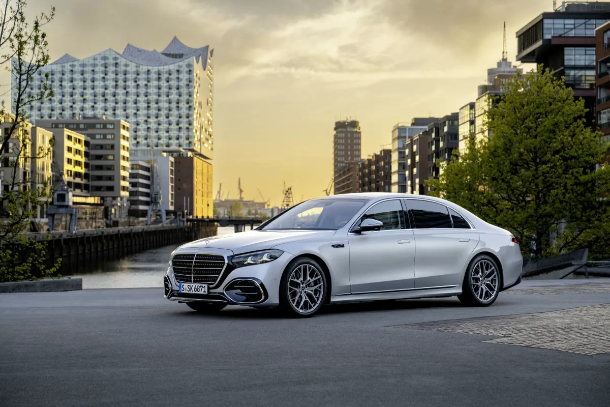 Mercedes Classe S restylée 2026, vue avant trois quarts