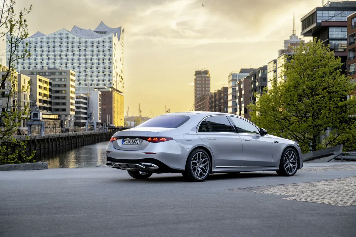 Mercedes Classe S restylée 2026, vue arrière trois quarts