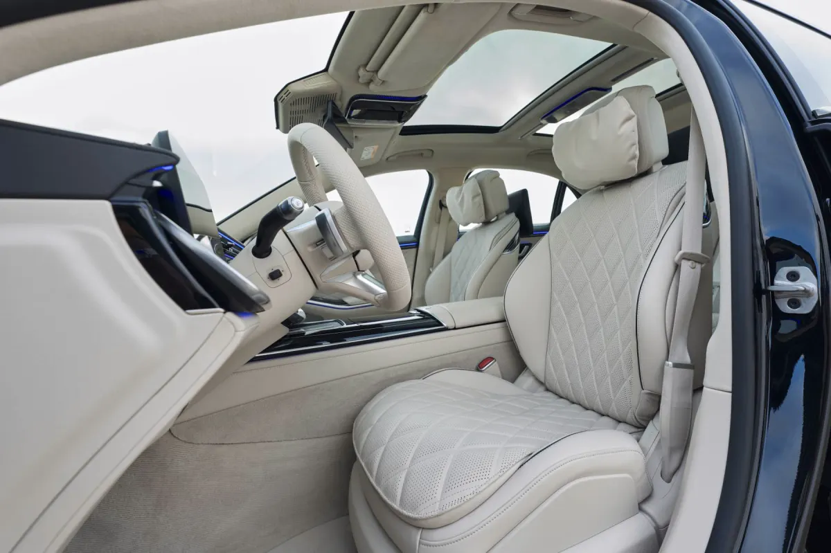 Mercedes Classe S restylée 2026, siège avant en cuir matelassé