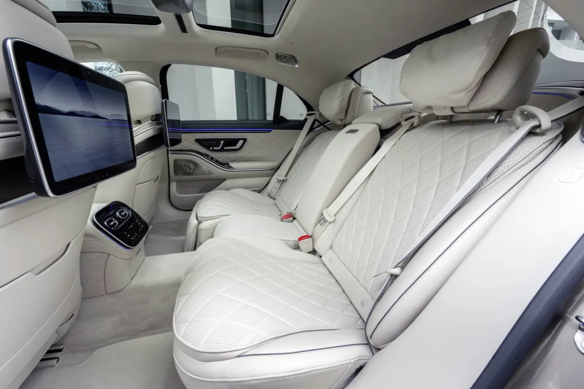 Mercedes Classe S restylée 2026, places arrière et écran de divertissement