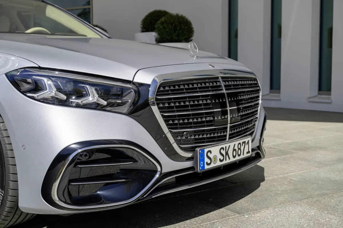 Mercedes Classe S restylée 2026, calandre et projecteur