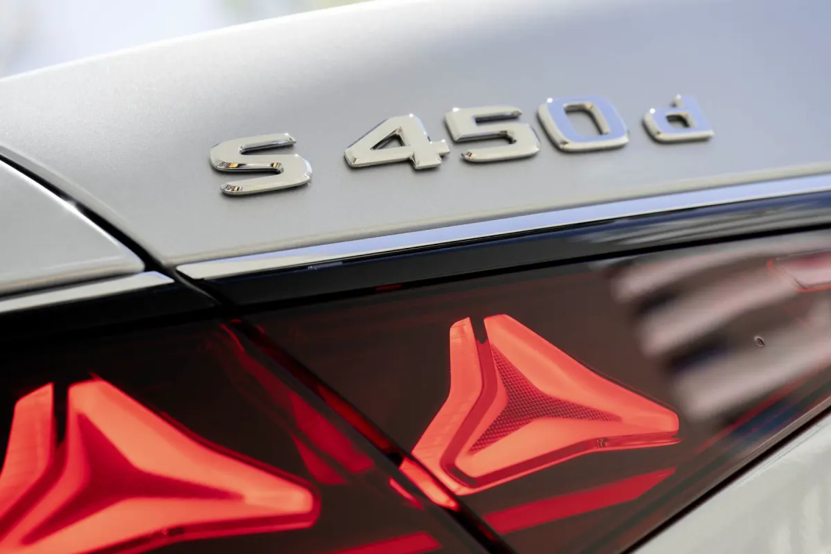 Mercedes Classe S restylée 2026, feu arrière à motif étoile