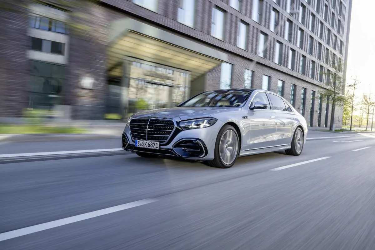 Mercedes Classe S restylée 2026, en mouvement
