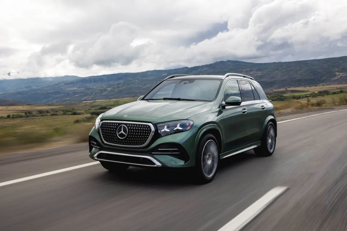 Mercedes GLE restylé 2026, vue avant en mouvement