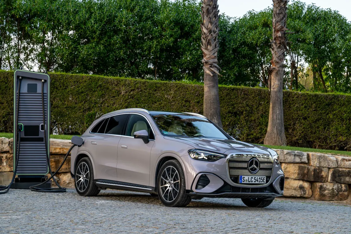 Mercedes GLC électrique, avant 3/4 en recharge