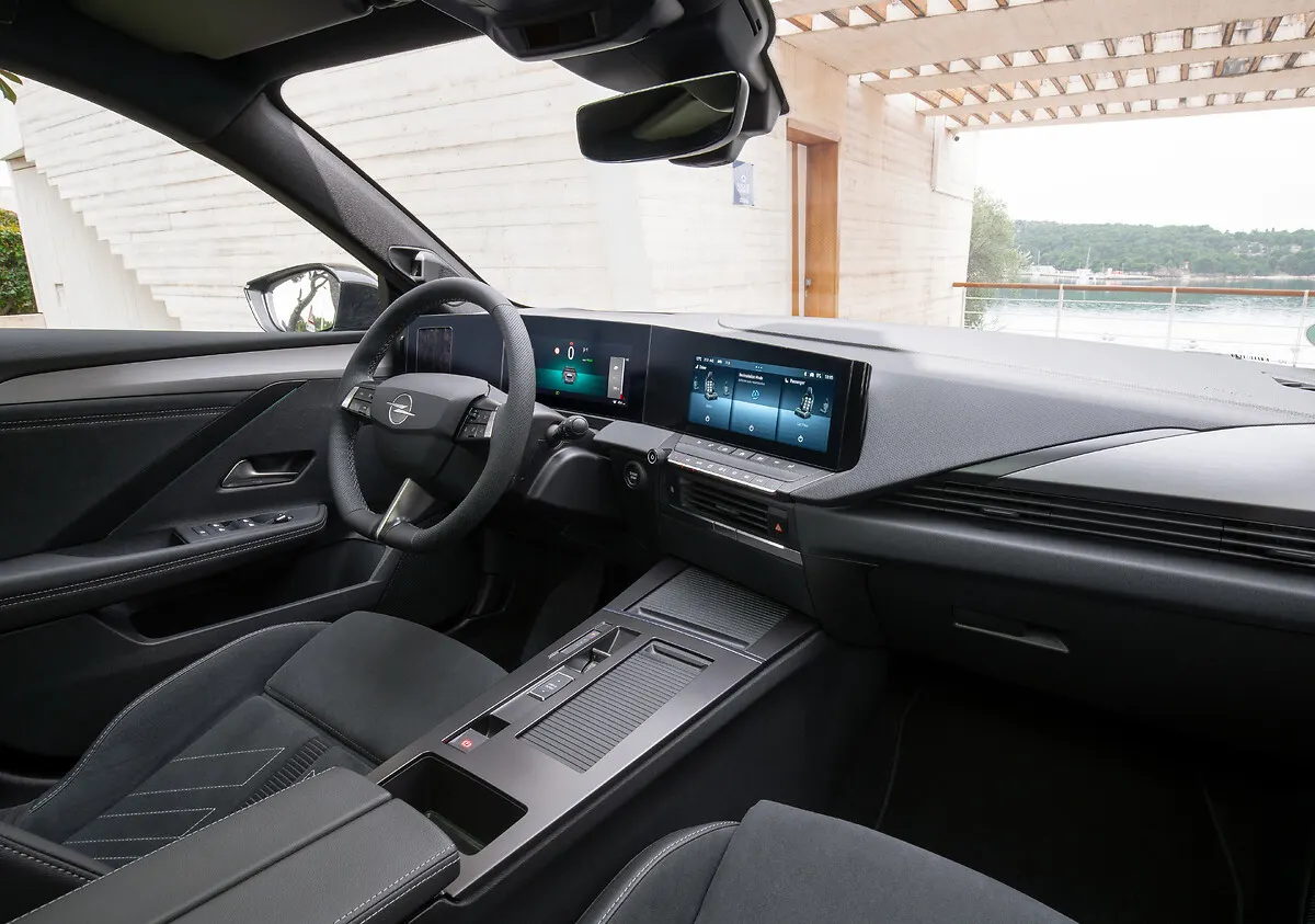 Opel Astra restylée, planche de bord