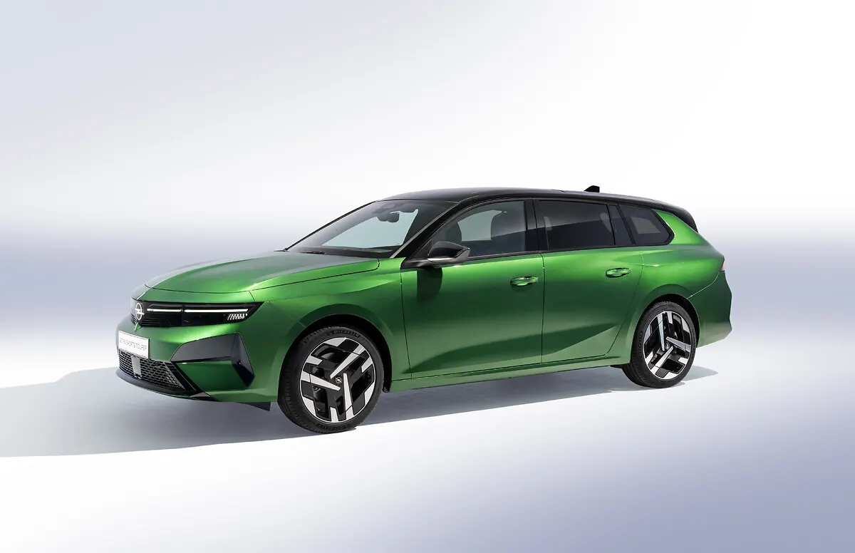 Opel Astra Sports Tourer restylée, avant trois quarts