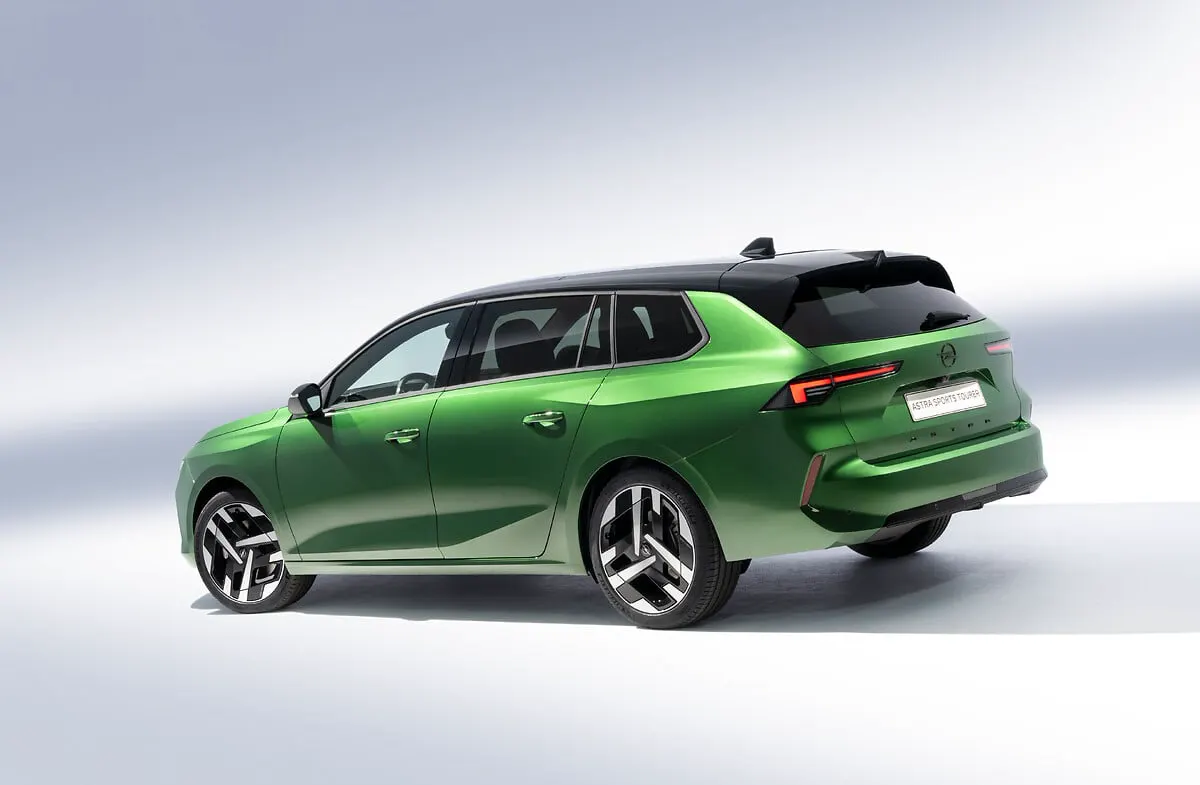 Opel Astra Sports Tourer restylée, arrière trois quarts
