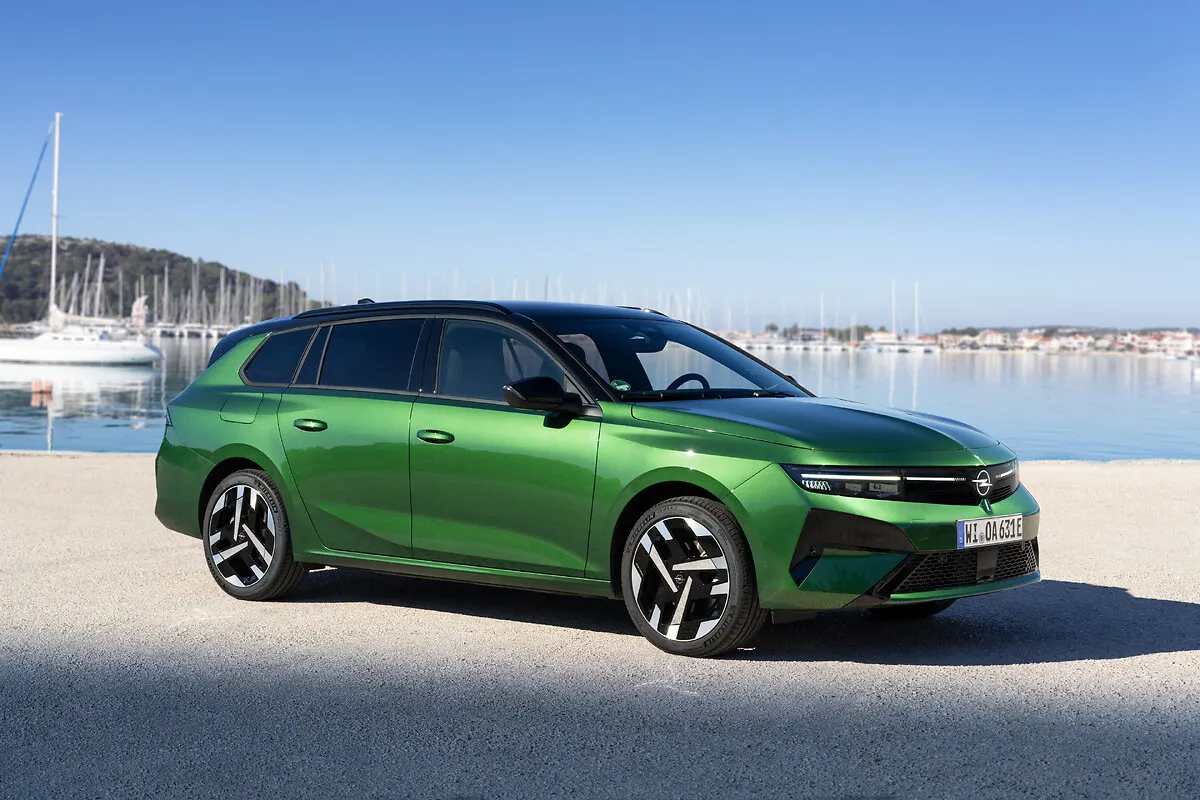 Opel Astra Sports Tourer restylée, vue latérale avant