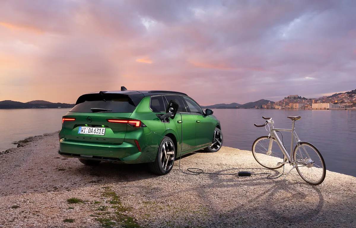 Opel Astra Sports Tourer restylée, arrière trois quarts en recharge