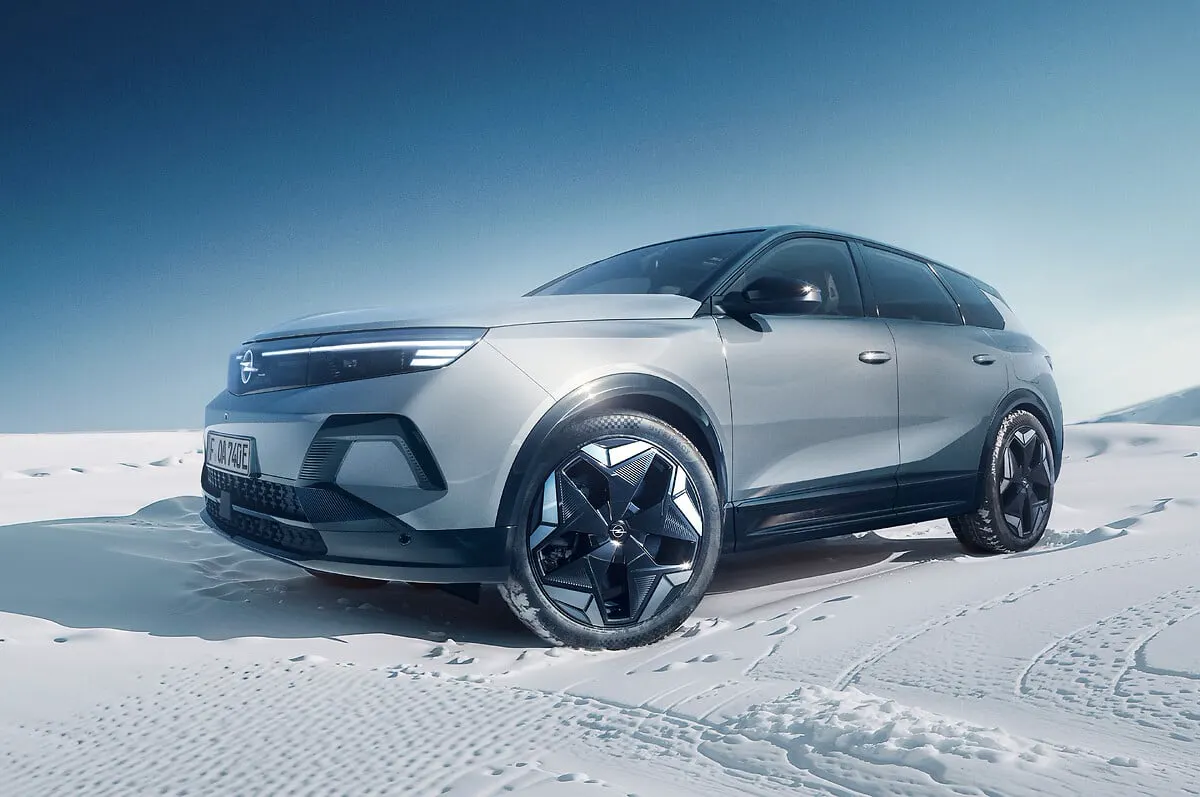 Opel Grandland Electric AWD, avant trois quarts