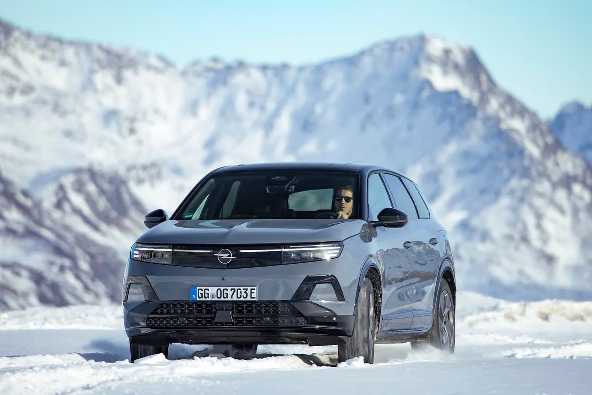 Opel Grandland Electric AWD, face avant