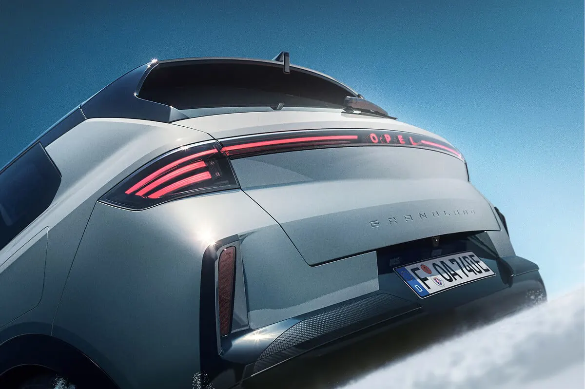 Opel Grandland Electric AWD, feux arrière et logo