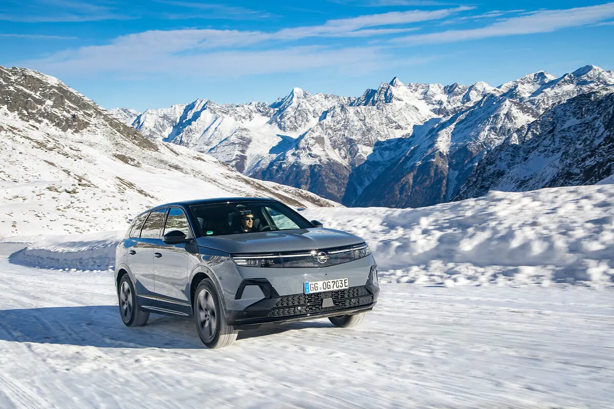 Opel Grandland Electric AWD, en mouvement sur la neige