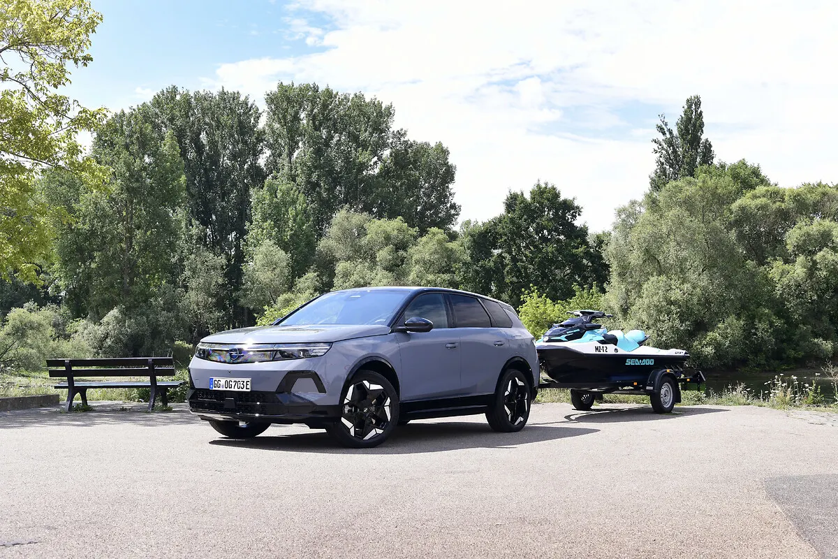 Opel Grandland Electric AWD, avec remorque de jet-ski