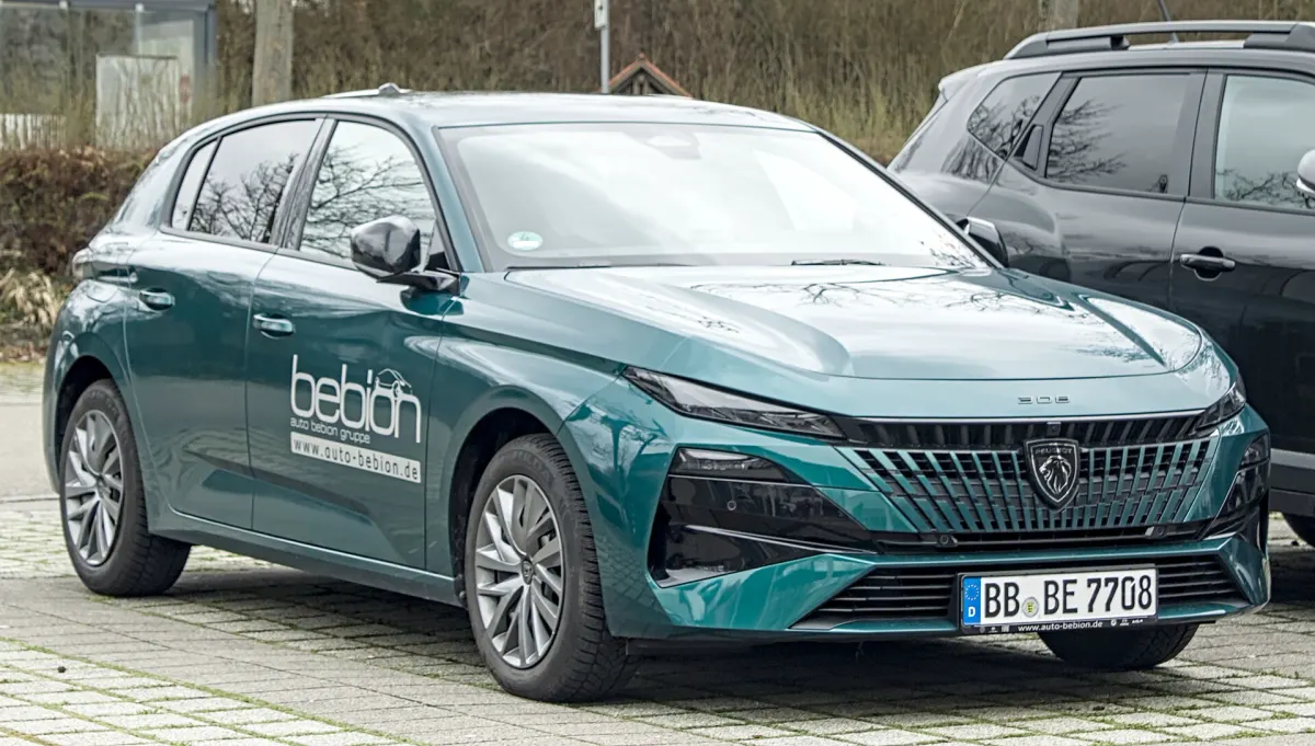Peugeot 308 restylée, avant trois quarts