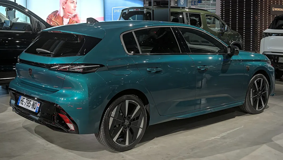 Peugeot 308 restylée, arrière trois quarts en salon