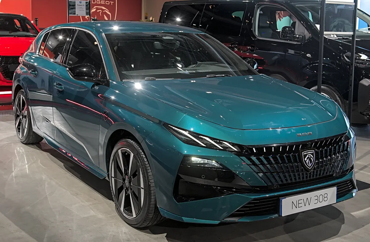 Peugeot 308 restylée, avant trois quarts en salon