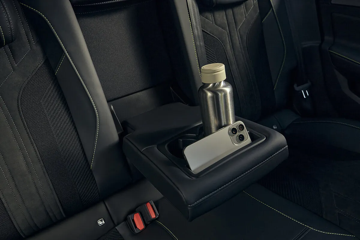 Peugeot 308 restylée, places arrière et accoudoir