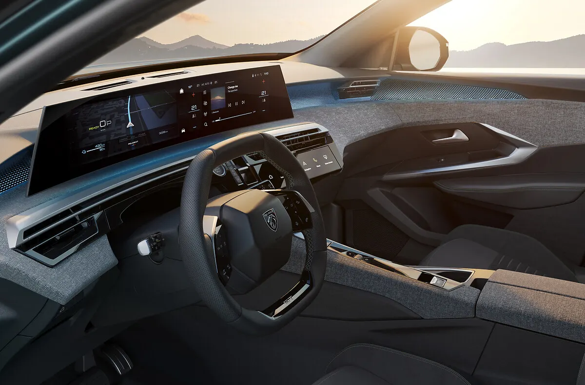 Peugeot E-3008, écran incurvé et volant