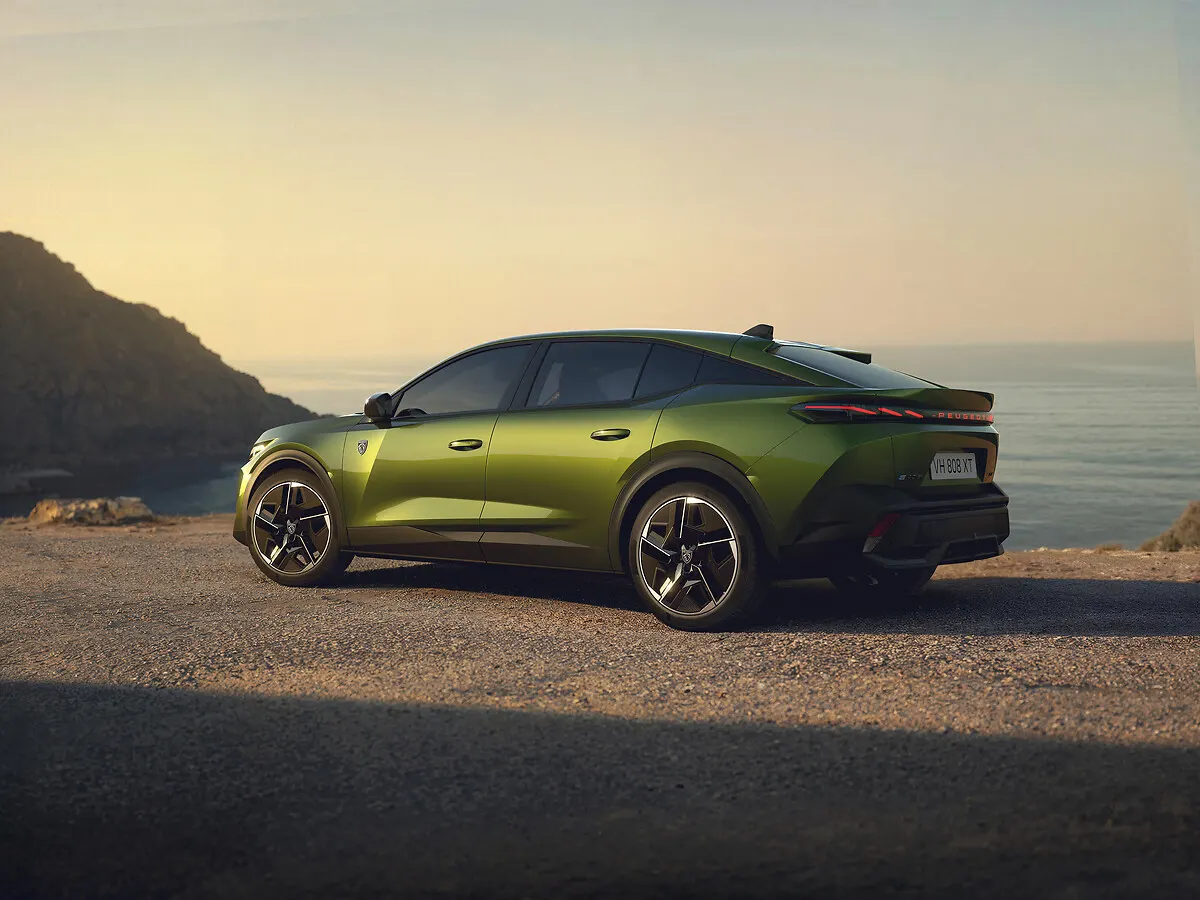 Peugeot E-408 restylée, profil